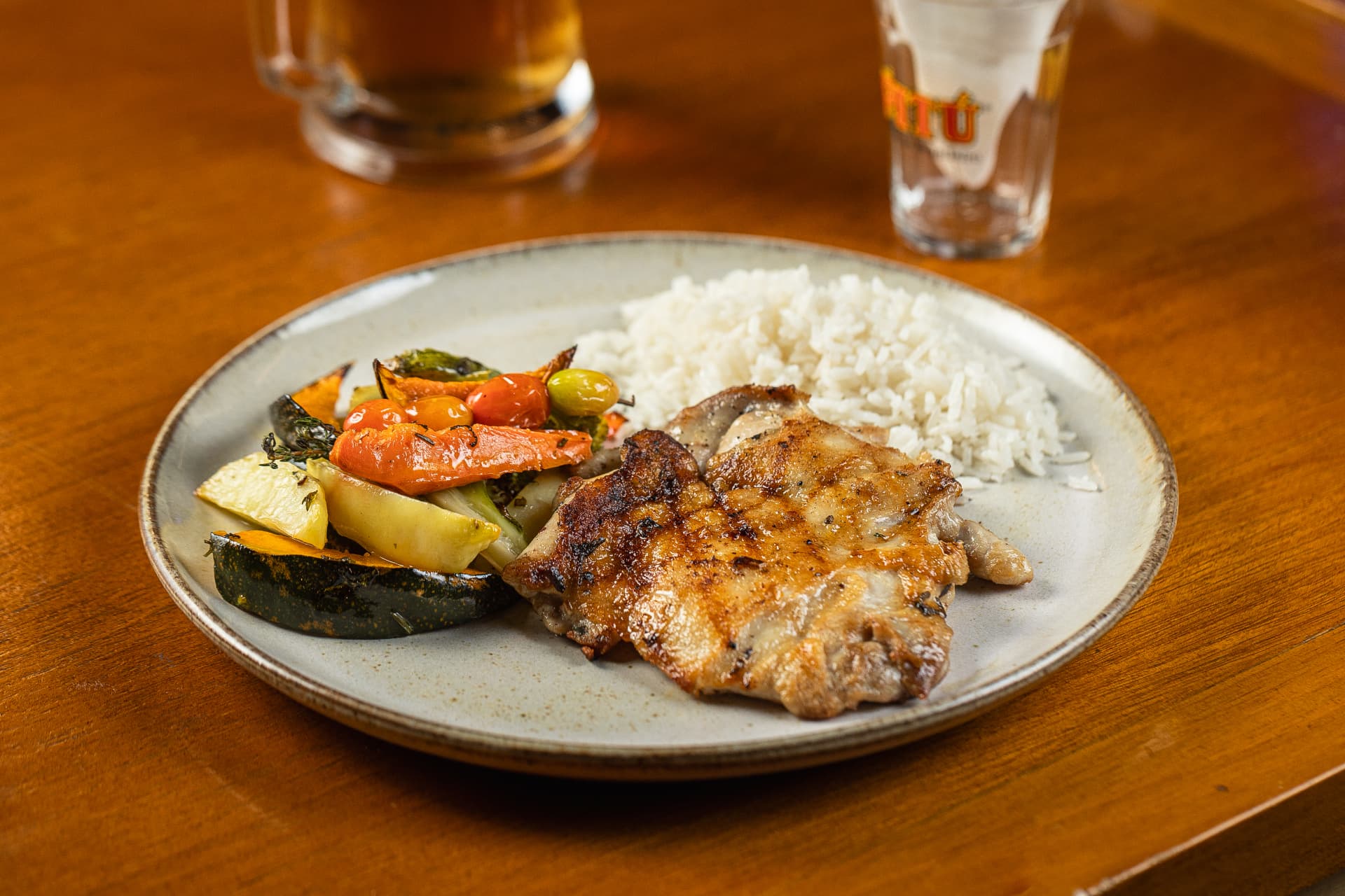 Almoço executivo de frango grelhado com arroz e legumes assados